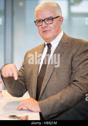 Berlin, Deutschland. 11. November 2016. Friedrich-Otto Ripke, bezeichnete Präsident des Zentralverbandes des der deutschen Geflügel Wirtschaft (ZDG), fotografiert in Berlin, Deutschland, 11. November 2016. Foto: SEBASTIAN GOLLNOW/Dpa/Alamy Live News Stockfoto