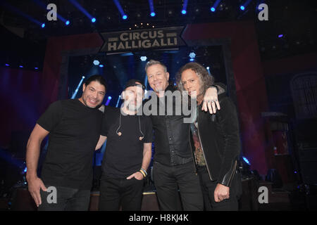 Berlin, Deutschland. 14. November 2016. Die US-amerikanische Metal-Band Metallica mit Robert Trujillo, Lars Ulrich, James Hetfield und Kirk Hammet (l-R), fotografiert an ihre Leistung bei der ProSieben-TV show Zirkus Halligalli in Berlin, Deutschland, 14. November 2016. Foto: Jörg CARSTENSEN/Dpa/Alamy Live News Stockfoto