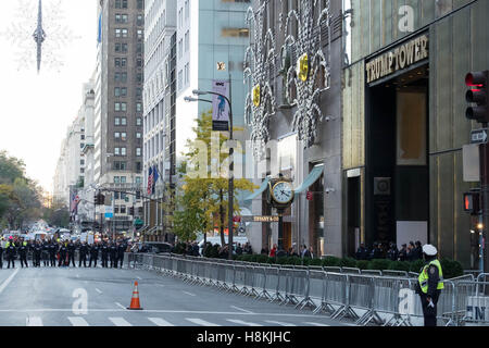 New York, USA. 13. November 2016. NYPD officers Mann die Barrikaden, die Anti-Trump Demonstranten vom Trump Tower auf der 5th Avenue in New York. Quelle: barbara Cameron pix/Alamy leben Nachrichten Stockfoto