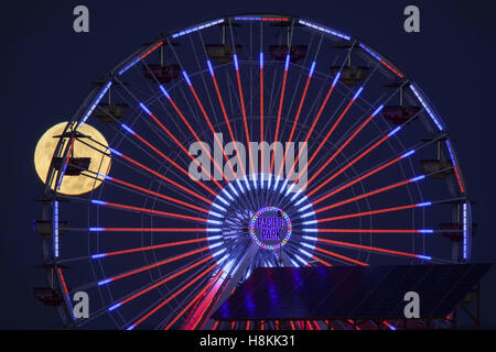 Santa Monica, CA, USA. 14. November 2016. Der super-Mond Vollmond setzt hinter dem Santa Monica Pier Pacific Park Riesenrad auf Montag, 14. November 2016 in Santa Monica, Kalifornien © 2016 Patrick T. Fallon Credit: Patrick Fallon/ZUMA Draht/Alamy Live News Stockfoto