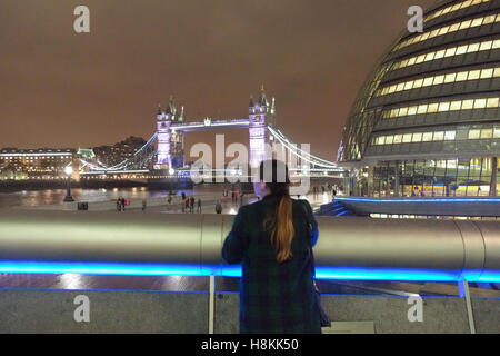 London, UK. 14. November 2016. Stark bewölkt und trüben Abend an der Themse, London. Claire Doherty/Alamy Live News