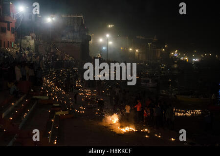 Varanasi, Uttarpradesh, Indien. 14. November 2016. Dev Dipawali ist eines der berühmten Feste der Hindus in Varanasi anlässlich Kartik Poornima gefeiert wird. Es wird durch die .holy Vedische Mantras gestartet funkelnde Feuer Cracker und Beleuchtung eine Reihe von Diyas an den Ghats. Bei dieser Gelegenheit, am Abend wenn die Dämmerung legt jede und ...jeden Ghats von Gange Fluss sind voll mit der riesigen Menge von Pilgern und irdenen Lampe. Bildnachweis: ZUMA Press, Inc./Alamy Live-Nachrichten Stockfoto