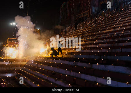 Varanasi, Uttarpradesh, Indien. 14. November 2016. Dev Dipawali ist eines der berühmten Feste der Hindus in Varanasi anlässlich Kartik Poornima gefeiert wird. Es wird durch die .holy Vedische Mantras gestartet funkelnde Feuer Cracker und Beleuchtung eine Reihe von Diyas an den Ghats. Bei dieser Gelegenheit, am Abend wenn die Dämmerung legt jede und ...jeden Ghats von Gange Fluss sind voll mit der riesigen Menge von Pilgern und irdenen Lampe. Bildnachweis: ZUMA Press, Inc./Alamy Live-Nachrichten Stockfoto