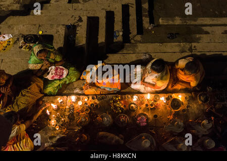 Varanasi, Uttarpradesh, Indien. 14. November 2016. Dev Dipawali ist eines der berühmten Feste der Hindus in Varanasi anlässlich Kartik Poornima gefeiert wird. Es wird durch die .holy Vedische Mantras gestartet funkelnde Feuer Cracker und Beleuchtung eine Reihe von Diyas an den Ghats. Bei dieser Gelegenheit, am Abend wenn die Dämmerung legt jede und ...jeden Ghats von Gange Fluss sind voll mit der riesigen Menge von Pilgern und irdenen Lampe. Bildnachweis: ZUMA Press, Inc./Alamy Live-Nachrichten Stockfoto