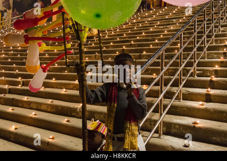 Varanasi, Uttarpradesh, Indien. 14. November 2016. Dev Dipawali ist eines der berühmten Feste der Hindus in Varanasi anlässlich Kartik Poornima gefeiert wird. Es wird durch die .holy Vedische Mantras gestartet funkelnde Feuer Cracker und Beleuchtung eine Reihe von Diyas an den Ghats. Bei dieser Gelegenheit, am Abend wenn die Dämmerung legt jede und ...jeden Ghats von Gange Fluss sind voll mit der riesigen Menge von Pilgern und irdenen Lampe. Bildnachweis: ZUMA Press, Inc./Alamy Live-Nachrichten Stockfoto