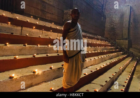 Varanasi, Uttarpradesh, Indien. 14. November 2016. Dev Dipawali ist eines der berühmten Feste der Hindus in Varanasi anlässlich Kartik Poornima gefeiert wird. Es wird durch die .holy Vedische Mantras gestartet funkelnde Feuer Cracker und Beleuchtung eine Reihe von Diyas an den Ghats. Bei dieser Gelegenheit, am Abend wenn die Dämmerung legt jede und ...jeden Ghats von Gange Fluss sind voll mit der riesigen Menge von Pilgern und irdenen Lampe. Bildnachweis: ZUMA Press, Inc./Alamy Live-Nachrichten Stockfoto