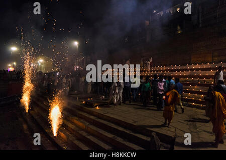 Varanasi, Uttarpradesh, Indien. 14. November 2016. Dev Dipawali ist eines der berühmten Feste der Hindus in Varanasi anlässlich Kartik Poornima gefeiert wird. Es wird durch die .holy Vedische Mantras gestartet funkelnde Feuer Cracker und Beleuchtung eine Reihe von Diyas an den Ghats. Bei dieser Gelegenheit, am Abend wenn die Dämmerung legt jede und ...jeden Ghats von Gange Fluss sind voll mit der riesigen Menge von Pilgern und irdenen Lampe. Bildnachweis: ZUMA Press, Inc./Alamy Live-Nachrichten Stockfoto