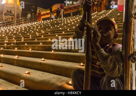 Varanasi, Uttarpradesh, Indien. 14. November 2016. Dev Dipawali ist eines der berühmten Feste der Hindus in Varanasi anlässlich Kartik Poornima gefeiert wird. Es wird durch die .holy Vedische Mantras gestartet funkelnde Feuer Cracker und Beleuchtung eine Reihe von Diyas an den Ghats. Bei dieser Gelegenheit, am Abend wenn die Dämmerung legt jede und ...jeden Ghats von Gange Fluss sind voll mit der riesigen Menge von Pilgern und irdenen Lampe. Bildnachweis: ZUMA Press, Inc./Alamy Live-Nachrichten Stockfoto