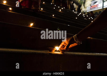 Varanasi, Uttarpradesh, Indien. 14. November 2016. Dev Dipawali ist eines der berühmten Feste der Hindus in Varanasi anlässlich Kartik Poornima gefeiert wird. Es wird durch die .holy Vedische Mantras gestartet funkelnde Feuer Cracker und Beleuchtung eine Reihe von Diyas an den Ghats. Bei dieser Gelegenheit, am Abend wenn die Dämmerung legt jede und ...jeden Ghats von Gange Fluss sind voll mit der riesigen Menge von Pilgern und irdenen Lampe. Bildnachweis: ZUMA Press, Inc./Alamy Live-Nachrichten Stockfoto