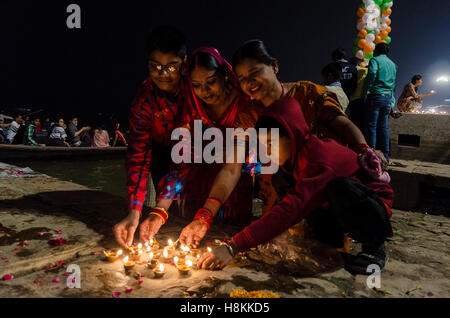 Varanasi, Uttarpradesh, Indien. 14. November 2016. Dev Dipawali ist eines der berühmten Feste der Hindus in Varanasi anlässlich Kartik Poornima gefeiert wird. Es wird durch die .holy Vedische Mantras gestartet funkelnde Feuer Cracker und Beleuchtung eine Reihe von Diyas an den Ghats. Bei dieser Gelegenheit, am Abend wenn die Dämmerung legt jede und ...jeden Ghats von Gange Fluss sind voll mit der riesigen Menge von Pilgern und irdenen Lampe. Bildnachweis: ZUMA Press, Inc./Alamy Live-Nachrichten Stockfoto