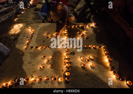 Varanasi, Uttarpradesh, Indien. 14. November 2016. Dev Dipawali ist eines der berühmten Feste der Hindus in Varanasi anlässlich Kartik Poornima gefeiert wird. Es wird durch die .holy Vedische Mantras gestartet funkelnde Feuer Cracker und Beleuchtung eine Reihe von Diyas an den Ghats. Bei dieser Gelegenheit, am Abend wenn die Dämmerung legt jede und ...jeden Ghats von Gange Fluss sind voll mit der riesigen Menge von Pilgern und irdenen Lampe. Bildnachweis: ZUMA Press, Inc./Alamy Live-Nachrichten Stockfoto