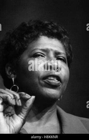 GWEN IFILL (29. September 1955 - 14. November 2016) war ein US-amerikanischer Journalist, TV-Nachrichtensprecher und Autor. Sie war der Moderator und Chefredakteur des "Washington Woche" und Co-Moderatorin und Co-managing Editor von "PBS NewsHour", beide von der Luft auf PBS. Ifill war ein politischer Analyst und Moderator des 2004 und 2008 Vize-Präsidentschafts-Debatten. Sie starb mit 61, nach einem Kampf mit dem Krebs. Bild: 23. September 2012 - Austin, Texas, USA - PBS Kommentator GWEN IFILL beteiligt sich an "ein Gespräch über die Präsidentschaftswahl 2012 '' die Abschlusssitzung des Texas Tribune Fest, statt am Stockfoto