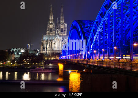 Köln, Deutschland. 14. November 2016. Die Hohenzollernbrücke ist wegen der Welt-Diabetes-Tag mit blauem Licht beleuchtet. Bildnachweis: Klaus Reinshagen / Alamy Live News Stockfoto