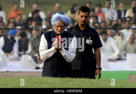 Neu-Delhi, Indien. 14. November 2016. Der ehemalige indische Premierminister Manmohan Singh (vorne) ist eine Hommage an das Gedächtnis der Nation erster Premierminister Jawaharlal Nehru an seinem Geburtstag am Shantivan in Neu-Delhi, Indien, 14. November 2016. © Partha Sarkar/Xinhua/Alamy Live-Nachrichten Stockfoto