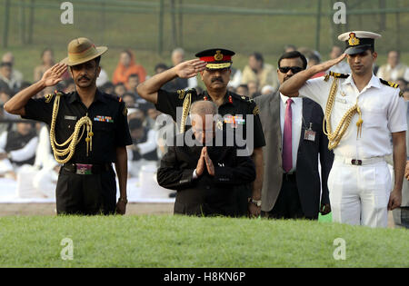 Neu-Delhi, Indien. 14. November 2016. Indischer Präsident Pranab Mukherjee (vorne) ist eine Hommage an das Gedächtnis der Nation erster Premierminister Jawaharlal Nehru an seinem Geburtstag am Shantivan in Neu-Delhi, Indien, 14. November 2016. © Partha Sarkar/Xinhua/Alamy Live-Nachrichten Stockfoto