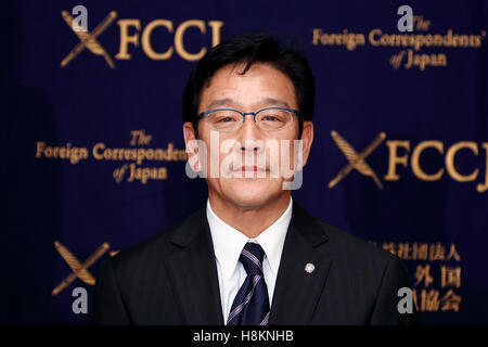 Hideki Kuriyama, Manager der Japan Series Baseball Champions Hokkaido Nippon Ham Fighters, nimmt an einer Pressekonferenz an der Foreign Correspondents Club of Japan am 15. November 2016, Tokio, Japan. Nippon Ham verlängert Kuriyama Vertrag in eine sechste Staffel nach er das Team zu ihre erste Meisterschaft in 10 Jahren führte. © Rodrigo Reyes Marin/AFLO/Alamy Live-Nachrichten Stockfoto