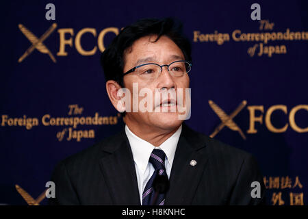 Hideki Kuriyama, Manager der Japan Series Baseball Champions Hokkaido Nippon Ham Fighters, spricht während einer Pressekonferenz in der Foreign Correspondents Club of Japan am 15. November 2016, Tokio, Japan. Nippon Ham verlängert Kuriyama Vertrag in eine sechste Staffel nach er das Team zu ihre erste Meisterschaft in 10 Jahren führte. © Rodrigo Reyes Marin/AFLO/Alamy Live-Nachrichten Stockfoto