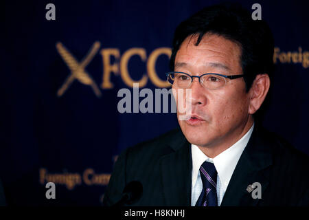 Hideki Kuriyama, Manager der Japan Series Baseball Champions Hokkaido Nippon Ham Fighters, spricht während einer Pressekonferenz in der Foreign Correspondents Club of Japan am 15. November 2016, Tokio, Japan. Nippon Ham verlängert Kuriyama Vertrag in eine sechste Staffel nach er das Team zu ihre erste Meisterschaft in 10 Jahren führte. © Rodrigo Reyes Marin/AFLO/Alamy Live-Nachrichten Stockfoto