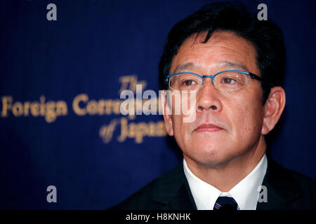 Hideki Kuriyama, Manager der Japan Series Baseball Champions Hokkaido Nippon Ham Fighters, nimmt an einer Pressekonferenz an der Foreign Correspondents Club of Japan am 15. November 2016, Tokio, Japan. Nippon Ham verlängert Kuriyama Vertrag in eine sechste Staffel nach er das Team zu ihre erste Meisterschaft in 10 Jahren führte. © Rodrigo Reyes Marin/AFLO/Alamy Live-Nachrichten Stockfoto
