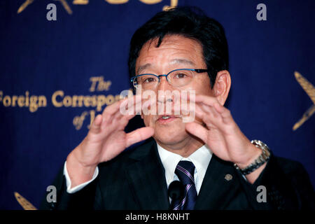 Hideki Kuriyama, Manager der Japan Series Baseball Champions Hokkaido Nippon Ham Fighters, spricht während einer Pressekonferenz in der Foreign Correspondents Club of Japan am 15. November 2016, Tokio, Japan. Nippon Ham verlängert Kuriyama Vertrag in eine sechste Staffel nach er das Team zu ihre erste Meisterschaft in 10 Jahren führte. © Rodrigo Reyes Marin/AFLO/Alamy Live-Nachrichten Stockfoto