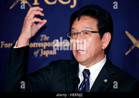 Hideki Kuriyama, Manager der Japan Series Baseball Champions Hokkaido Nippon Ham Fighters, spricht während einer Pressekonferenz in der Foreign Correspondents Club of Japan am 15. November 2016, Tokio, Japan. Nippon Ham verlängert Kuriyama Vertrag in eine sechste Staffel nach er das Team zu ihre erste Meisterschaft in 10 Jahren führte. © Rodrigo Reyes Marin/AFLO/Alamy Live-Nachrichten Stockfoto