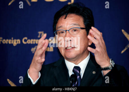 Hideki Kuriyama, Manager der Japan Series Baseball Champions Hokkaido Nippon Ham Fighters, spricht während einer Pressekonferenz in der Foreign Correspondents Club of Japan am 15. November 2016, Tokio, Japan. Nippon Ham verlängert Kuriyama Vertrag in eine sechste Staffel nach er das Team zu ihre erste Meisterschaft in 10 Jahren führte. © Rodrigo Reyes Marin/AFLO/Alamy Live-Nachrichten Stockfoto