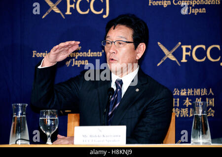 Hideki Kuriyama, Manager der Japan Series Baseball Champions Hokkaido Nippon Ham Fighters, spricht während einer Pressekonferenz in der Foreign Correspondents Club of Japan am 15. November 2016, Tokio, Japan. Nippon Ham verlängert Kuriyama Vertrag in eine sechste Staffel nach er das Team zu ihre erste Meisterschaft in 10 Jahren führte. © Rodrigo Reyes Marin/AFLO/Alamy Live-Nachrichten Stockfoto