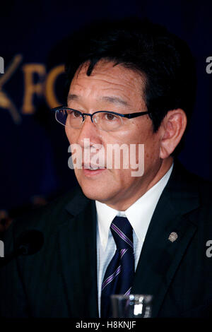 Hideki Kuriyama, Manager der Japan Series Baseball Champions Hokkaido Nippon Ham Fighters, spricht während einer Pressekonferenz in der Foreign Correspondents Club of Japan am 15. November 2016, Tokio, Japan. Nippon Ham verlängert Kuriyama Vertrag in eine sechste Staffel nach er das Team zu ihre erste Meisterschaft in 10 Jahren führte. © Rodrigo Reyes Marin/AFLO/Alamy Live-Nachrichten Stockfoto