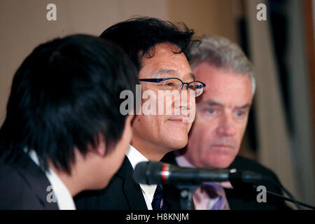 Hideki Kuriyama, Center, Manager der Japan Series Baseball Champions Hokkaido Nippon Ham Fighters, nimmt an einer Pressekonferenz an der Foreign Correspondents Club of Japan am 15. November 2016, Tokio, Japan. Nippon Ham verlängert Kuriyama Vertrag in eine sechste Staffel nach er das Team zu ihre erste Meisterschaft in 10 Jahren führte. © Rodrigo Reyes Marin/AFLO/Alamy Live-Nachrichten Stockfoto