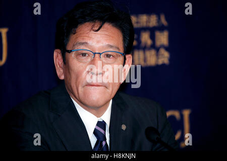 Hideki Kuriyama, Manager der Japan Series Baseball Champions Hokkaido Nippon Ham Fighters, nimmt an einer Pressekonferenz an der Foreign Correspondents Club of Japan am 15. November 2016, Tokio, Japan. Nippon Ham verlängert Kuriyama Vertrag in eine sechste Staffel nach er das Team zu ihre erste Meisterschaft in 10 Jahren führte. © Rodrigo Reyes Marin/AFLO/Alamy Live-Nachrichten Stockfoto