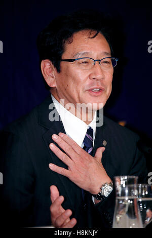 Hideki Kuriyama, Manager der Japan Series Baseball Champions Hokkaido Nippon Ham Fighters, spricht während einer Pressekonferenz in der Foreign Correspondents Club of Japan am 15. November 2016, Tokio, Japan. Nippon Ham verlängert Kuriyama Vertrag in eine sechste Staffel nach er das Team zu ihre erste Meisterschaft in 10 Jahren führte. © Rodrigo Reyes Marin/AFLO/Alamy Live-Nachrichten Stockfoto