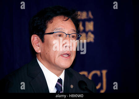 Hideki Kuriyama, Manager der Japan Series Baseball Champions Hokkaido Nippon Ham Fighters, spricht während einer Pressekonferenz in der Foreign Correspondents Club of Japan am 15. November 2016, Tokio, Japan. Nippon Ham verlängert Kuriyama Vertrag in eine sechste Staffel nach er das Team zu ihre erste Meisterschaft in 10 Jahren führte. © Rodrigo Reyes Marin/AFLO/Alamy Live-Nachrichten Stockfoto