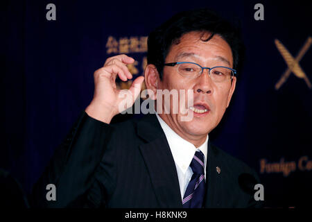 Hideki Kuriyama, Manager der Japan Series Baseball Champions Hokkaido Nippon Ham Fighters, spricht während einer Pressekonferenz in der Foreign Correspondents Club of Japan am 15. November 2016, Tokio, Japan. Nippon Ham verlängert Kuriyama Vertrag in eine sechste Staffel nach er das Team zu ihre erste Meisterschaft in 10 Jahren führte. © Rodrigo Reyes Marin/AFLO/Alamy Live-Nachrichten Stockfoto