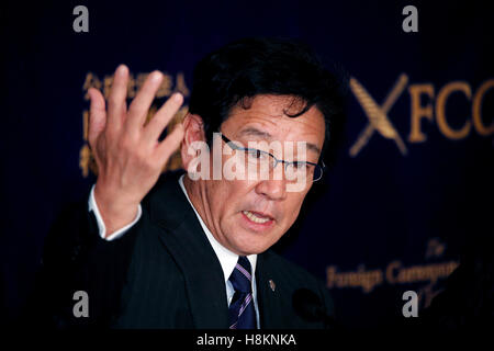 Hideki Kuriyama, Manager der Japan Series Baseball Champions Hokkaido Nippon Ham Fighters, spricht während einer Pressekonferenz in der Foreign Correspondents Club of Japan am 15. November 2016, Tokio, Japan. Nippon Ham verlängert Kuriyama Vertrag in eine sechste Staffel nach er das Team zu ihre erste Meisterschaft in 10 Jahren führte. © Rodrigo Reyes Marin/AFLO/Alamy Live-Nachrichten Stockfoto
