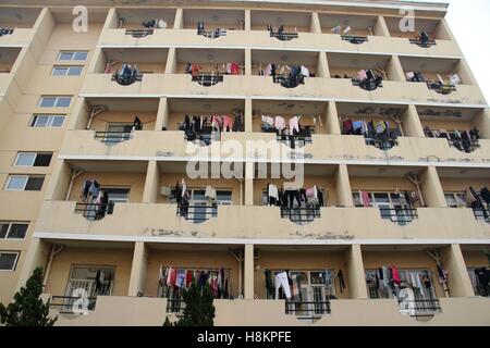 12. November 2016 - Binzhou, Binzhou, China - Binzhou, CHINA-November 12 2016: (nur zur redaktionellen Verwendung. CHINA aus) Studenten Trocknen von Kleidung auf dem Balkon des Wohnheims in Binzhou, Ost-China Shandong Provinz, 12. November 2016. (Kredit-Bild: © SIPA Asien über ZUMA Draht) Stockfoto