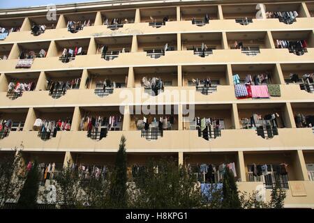 12. November 2016 - Binzhou, Binzhou, China - Binzhou, CHINA-November 12 2016: (nur zur redaktionellen Verwendung. CHINA aus) Studenten Trocknen von Kleidung auf dem Balkon des Wohnheims in Binzhou, Ost-China Shandong Provinz, 12. November 2016. (Kredit-Bild: © SIPA Asien über ZUMA Draht) Stockfoto