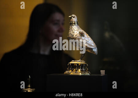 Victoria and Albert Museum, London, UK. 15. November 2016. Rebhuhn-Cup. Der Rosalinde &amp; Arthur Gilbert Galerien präsentiert 500 Meisterwerke aus einer der bedeutendsten Sammlungen der dekorativen Kunst. Die Farbe der vier Galerien eröffnet am 16. November. Bildnachweis: Dinendra Haria/Alamy Live-Nachrichten Stockfoto