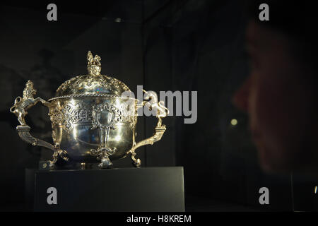 Victoria and Albert Museum, London, UK. 15. November 2016. Taufe 1731-Cup. Der Rosalinde &amp; Arthur Gilbert Galerien präsentiert 500 Meisterwerke aus einer der bedeutendsten Sammlungen der dekorativen Kunst. Die Farbe der vier Galerien eröffnet am 16. November. Bildnachweis: Dinendra Haria/Alamy Live-Nachrichten Stockfoto