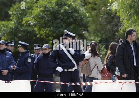 Athen, Griechenland. 15. November 2016. Die Route auf die Reisen, die Präsidenten-Limousine ist stark von der griechischen Polizei geschützt. Der Präsident der Vereinigten Staaten von Amerika, Barack Obama, kam in Athen, wie die erste Station auf seiner letzten Runde der Staaten als PrÃ ¤ sident der USA besucht, führt ihn nach Griechenland, Deutschland und Peru. Bildnachweis: Michael Debets/Alamy Live-Nachrichten Stockfoto