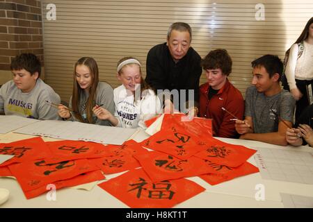 Muscatine, USA. 14. November 2016. Ein chinesischer Meister lehrt Studenten, chinesischen Kalligraphie Wochentags 2016 Muscatine chinesische Kultur in Muscatine High School in Iowa, USA, 14. November 2016 zu schreiben. Die Schüler und Lehrer des Gymnasiums Muscatine versammelten sich in der Schule Hall of Honor mit chinesischen roten Laternen geschmückt, einen Schluck der chinesischen Kultur Wochentags 2016 Muscatine chinesische Kultur zu haben. © Wang Ping/Xinhua/Alamy Live-Nachrichten Stockfoto