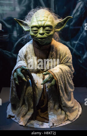 London, UK. 15. November 2016. Yoda-Figur in einer Vitrine. Die bahnbrechende Ausstellung Star Wars Identities erforscht die komplexen Begriff der Identität durch die Charaktere von Star Wars. Besucher werden auf einer interaktiven Identitätssuche und können eine exklusive Kollektion von 200 Requisiten, Modelle, Kostüme und Kunstwerke aus dem Star Wars-Film ansehen. Die Ausstellung ist geöffnet für die Öffentlichkeit vom 18. November 2016, 3. September 2017 in der O2. Bildnachweis: Bettina Strenske/Alamy Live-Nachrichten Stockfoto