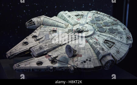 London, UK. 15. November 2016. Modell der Millennium Falcon in einer Vitrine. Die bahnbrechende Ausstellung Star Wars Identities erforscht die komplexen Begriff der Identität durch die Charaktere von Star Wars. Besucher werden auf einer interaktiven Identitätssuche und können eine exklusive Kollektion von 200 Requisiten, Modelle, Kostüme und Kunstwerke aus dem Star Wars-Film ansehen. Die Ausstellung ist geöffnet für die Öffentlichkeit vom 18. November 2016, 3. September 2017 in der O2. Bildnachweis: Bettina Strenske/Alamy Live-Nachrichten Stockfoto