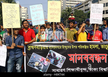 Dhaka, Bangladesch. 15. November 2016. Bangladeshi Student und säkularen Organisationen Stufe ein Protest in Dhaka am 15. November 2016, gegen die jüngsten Angriffe auf Hindu Tempel und Häuser im östlichen Bezirk von Brahmanbaria. Ein wütender Mob mindestens fünf Hindu Tempel verwüstet und attackiert Eigenschaft in Bangladesch, nachdem ein angeblicher Facebook spöttisch eine der heiligsten Stätten des Islam, die Polizei und die Bewohner sagten am 31. Oktober. Stockfoto