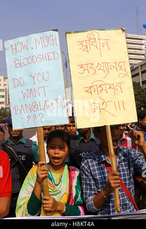 Dhaka, Bangladesch. 15. November 2016. Bangladeshi Student und säkularen Organisationen Stufe ein Protest in Dhaka am 15. November 2016, gegen die jüngsten Angriffe auf Hindu Tempel und Häuser im östlichen Bezirk von Brahmanbaria. Ein wütender Mob mindestens fünf Hindu Tempel verwüstet und attackiert Eigenschaft in Bangladesch, nachdem ein angeblicher Facebook spöttisch eine der heiligsten Stätten des Islam, die Polizei und die Bewohner sagten am 31. Oktober. Stockfoto