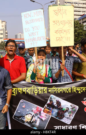 Dhaka, Bangladesch. 15. November 2016. Bangladeshi Student und säkularen Organisationen Stufe ein Protest in Dhaka am 15. November 2016, gegen die jüngsten Angriffe auf Hindu Tempel und Häuser im östlichen Bezirk von Brahmanbaria. Ein wütender Mob mindestens fünf Hindu Tempel verwüstet und attackiert Eigenschaft in Bangladesch, nachdem ein angeblicher Facebook spöttisch eine der heiligsten Stätten des Islam, die Polizei und die Bewohner sagten am 31. Oktober. Stockfoto