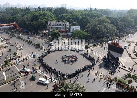 Dhaka, Bangladesch. 15. November 2016. Bangladeshi Student und säkularen Organisationen Stufe ein Protest in Dhaka am 15. November 2016, gegen die jüngsten Angriffe auf Hindu Tempel und Häuser im östlichen Bezirk von Brahmanbaria. Ein wütender Mob mindestens fünf Hindu Tempel verwüstet und attackiert Eigenschaft in Bangladesch, nachdem ein angeblicher Facebook spöttisch eine der heiligsten Stätten des Islam, die Polizei und die Bewohner sagten am 31. Oktober. Stockfoto