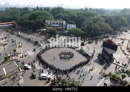 Dhaka, Bangladesch. 15. November 2016. Bangladeshi Student und säkularen Organisationen Stufe ein Protest in Dhaka am 15. November 2016, gegen die jüngsten Angriffe auf Hindu Tempel und Häuser im östlichen Bezirk von Brahmanbaria. Ein wütender Mob mindestens fünf Hindu Tempel verwüstet und attackiert Eigenschaft in Bangladesch, nachdem ein angeblicher Facebook spöttisch eine der heiligsten Stätten des Islam, die Polizei und die Bewohner sagten am 31. Oktober. Stockfoto