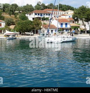 Vathi, Griechenland, 11. Mai 2013: Landschaft mit Liegeplatz und Yacht im Hafen auf der Insel Meganisi. Ionisches Meer, Griechenland. Stockfoto