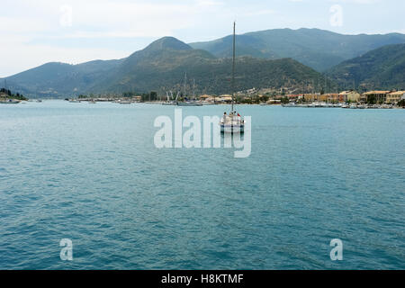 Nidri, Griechenland, 11. Mai 2013: Yacht Rückkehr in den Hafen am Abend. Ionisches Meer, Griechenland. Stockfoto