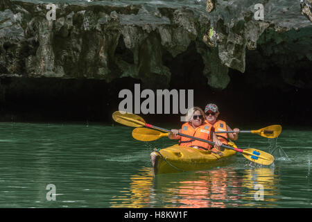 See-Kajak Luon Höhle, Ha Long Bay, Nord-Vietnam Stockfoto